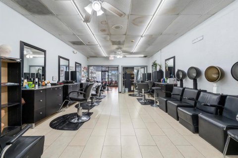 Commercial property in Pembroke Pines, Florida № 2190310 - photo 10