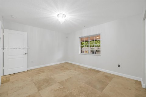 House in Miami, Florida 3 bedrooms, 140.38 sq.m. № 1888860 - photo 25
