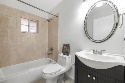 House in Miami, Florida 3 bedrooms, 140.38 sq.m. № 1888860 - photo 21