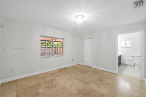 House in Miami, Florida 3 bedrooms, 140.38 sq.m. № 1888860 - photo 23