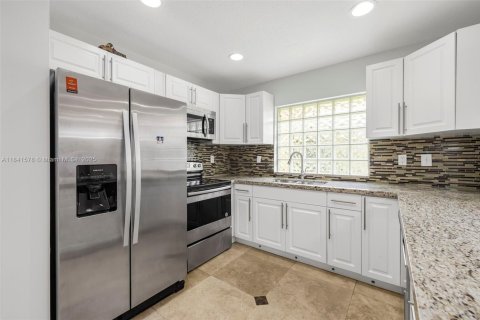 House in Miami, Florida 3 bedrooms, 140.38 sq.m. № 1888860 - photo 13