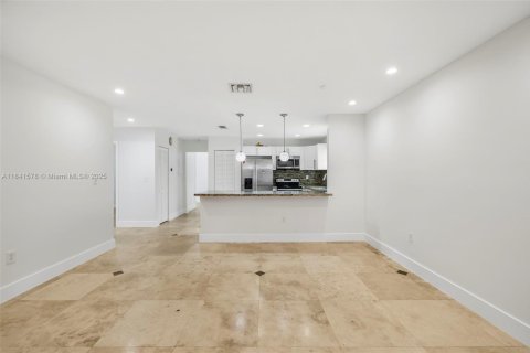 House in Miami, Florida 3 bedrooms, 140.38 sq.m. № 1888860 - photo 19