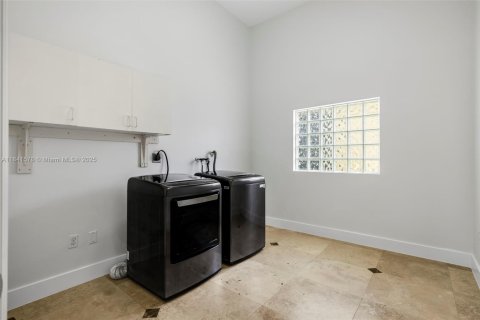 House in Miami, Florida 3 bedrooms, 140.38 sq.m. № 1888860 - photo 10