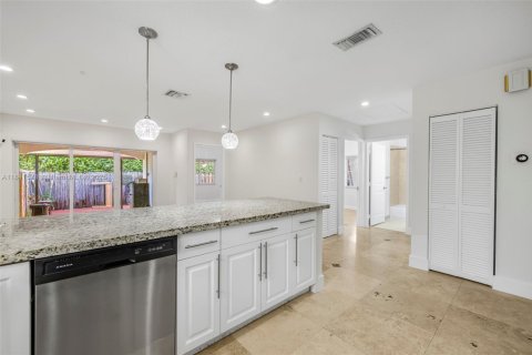 House in Miami, Florida 3 bedrooms, 140.38 sq.m. № 1888860 - photo 14