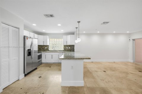 House in Miami, Florida 3 bedrooms, 140.38 sq.m. № 1888860 - photo 15