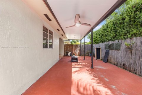 House in Miami, Florida 3 bedrooms, 140.38 sq.m. № 1888860 - photo 30
