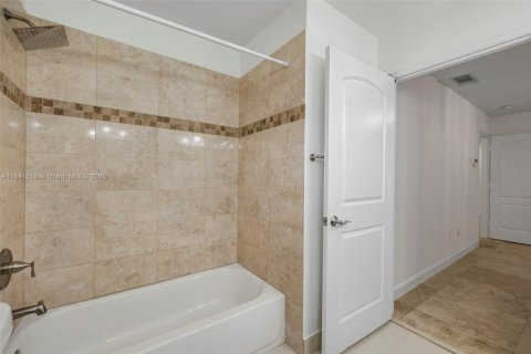 House in Miami, Florida 3 bedrooms, 140.38 sq.m. № 1888860 - photo 28