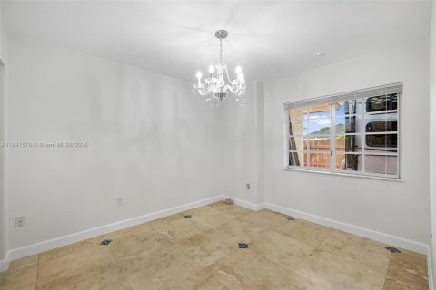 House in Miami, Florida 3 bedrooms, 140.38 sq.m. № 1888860 - photo 22