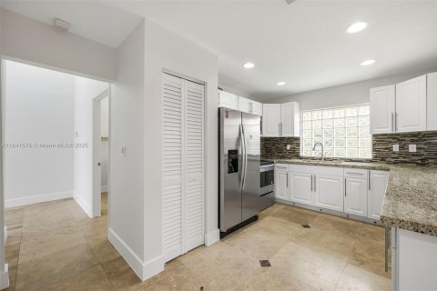 House in Miami, Florida 3 bedrooms, 140.38 sq.m. № 1888860 - photo 12