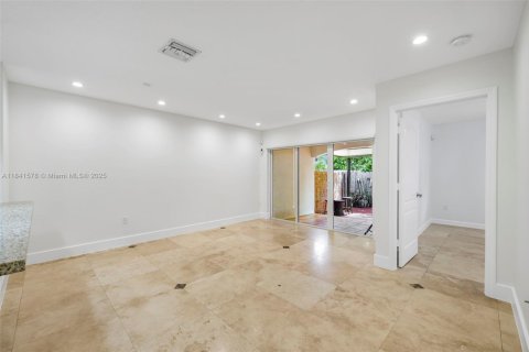 House in Miami, Florida 3 bedrooms, 140.38 sq.m. № 1888860 - photo 16