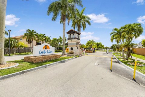 House in Miami, Florida 3 bedrooms, 140.38 sq.m. № 1888860 - photo 1