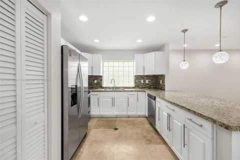 House in Miami, Florida 3 bedrooms, 140.38 sq.m. № 1888860 - photo 11