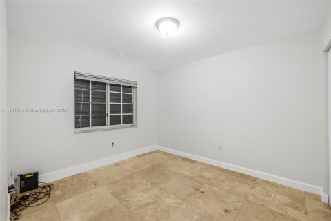 House in Miami, Florida 3 bedrooms, 140.38 sq.m. № 1888860 - photo 20