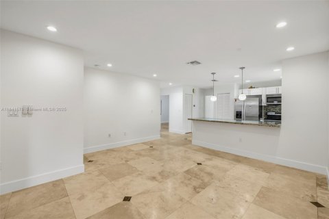 House in Miami, Florida 3 bedrooms, 140.38 sq.m. № 1888860 - photo 18