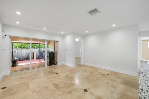 House in Miami, Florida 3 bedrooms, 140.38 sq.m. № 1888860 - photo 17