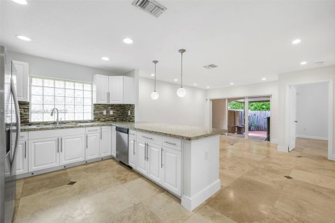 House in Miami, Florida 3 bedrooms, 140.38 sq.m. № 1888860 - photo 4