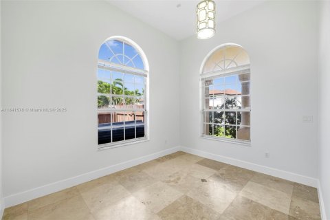 House in Miami, Florida 3 bedrooms, 140.38 sq.m. № 1888860 - photo 7