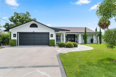 House in Tampa, Florida 5 bedrooms, 290.04 sq.m. № 2110688
