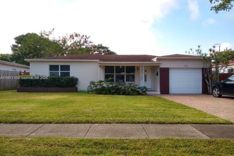 House in Hollywood, Florida 2 bedrooms, 103.31 sq.m. № 2040803