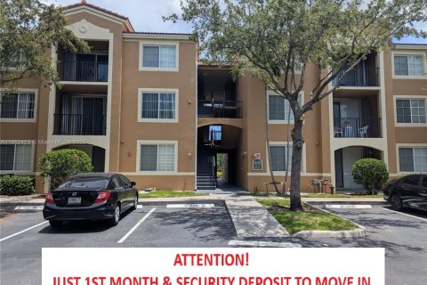 Condominio en alquiler en Tamarac, Florida, 2 dormitorios, 91.14 m2 № 1890080 - foto 1