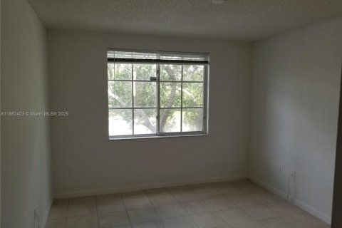 Condominio en alquiler en Tamarac, Florida, 2 dormitorios, 91.14 m2 № 1890080 - foto 16