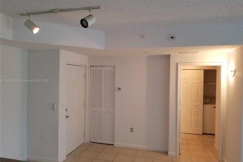 Condominio en alquiler en Tamarac, Florida, 2 dormitorios, 91.14 m2 № 1890080 - foto 2