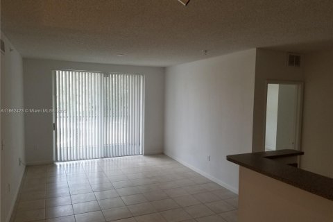 Condominio en alquiler en Tamarac, Florida, 2 dormitorios, 91.14 m2 № 1890080 - foto 3