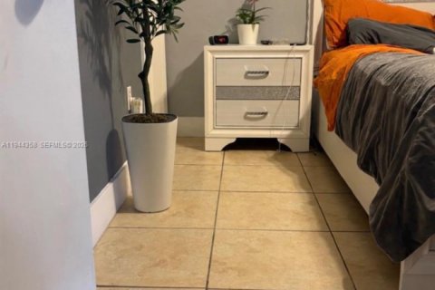 Condo in Miami, Florida, 1 bedroom  № 2001575 - photo 5