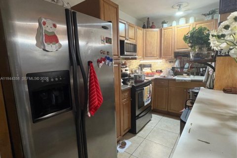 Condo in Miami, Florida, 1 bedroom  № 2001575 - photo 4