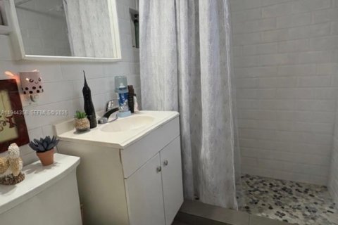 Condo in Miami, Florida, 1 bedroom  № 2001575 - photo 6