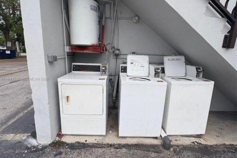 Condo in Miami, Florida, 1 bedroom  № 2001575 - photo 7