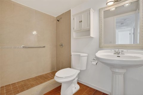 Condominio en venta en Miami, Florida, 3 dormitorios, 118.45 m2 № 2090772 - foto 15
