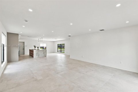 House in Cutler Bay, Florida 4 bedrooms, 181.81 sq.m. № 2340254 - photo 18