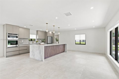 House in Cutler Bay, Florida 4 bedrooms, 181.81 sq.m. № 2340254 - photo 8