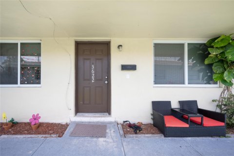Commercial property in Oakland Park, Florida 217.39 sq.m. № 1225822 - photo 1