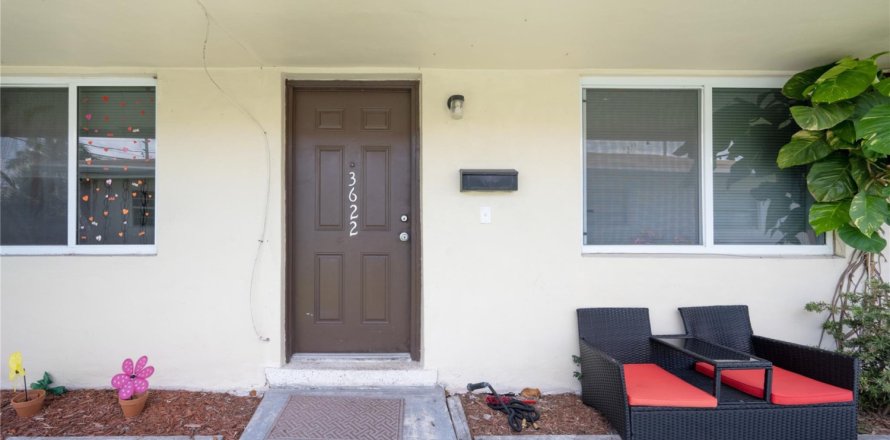 Commercial property in Oakland Park, Florida 217.39 sq.m. № 1225822