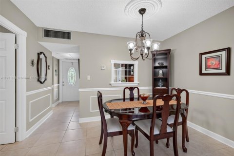 Condo in Lauderdale Lakes, Florida, 1 bedroom  № 2090266 - photo 12
