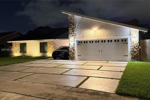 House in Lauderhill, Florida 4 bedrooms, 185.34 sq.m. № 2065514