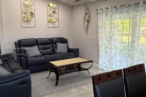 Casa en venta en Lauderhill, Florida, 4 dormitorios, 185.34 m2 № 2065514 - foto 9