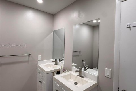 Casa en venta en Lauderhill, Florida, 4 dormitorios, 185.34 m2 № 2065514 - foto 17