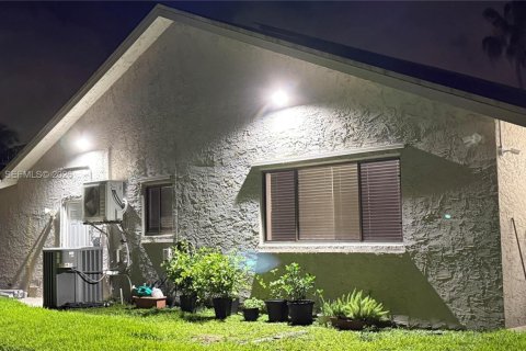 Casa en venta en Lauderhill, Florida, 4 dormitorios, 185.34 m2 № 2065514 - foto 3