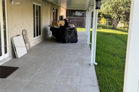 Casa en venta en Lauderhill, Florida, 4 dormitorios, 185.34 m2 № 2065514 - foto 8