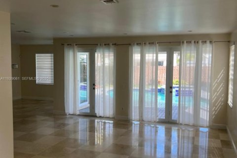 House in Pembroke Pines, Florida 3 bedrooms, 170.57 sq.m. № 1988538 - photo 3