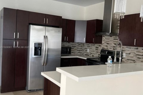 House in Pembroke Pines, Florida 3 bedrooms, 170.57 sq.m. № 1988538 - photo 5