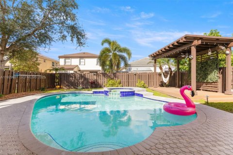 Купить виллу или дом в Пемброк-Пайнс, Флорида 3 спальни, 170.57м2, № 1988538 - фото 25