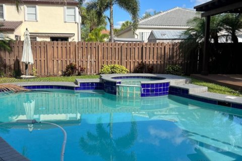 House in Pembroke Pines, Florida 3 bedrooms, 170.57 sq.m. № 1988538 - photo 8