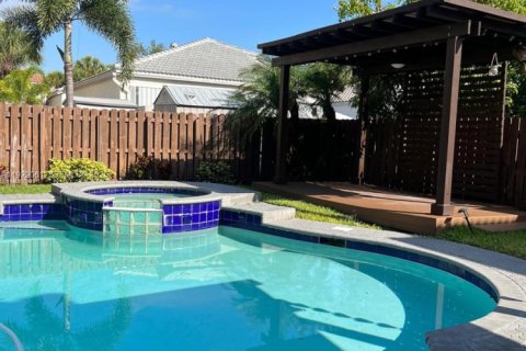 House in Pembroke Pines, Florida 3 bedrooms, 170.57 sq.m. № 1988538 - photo 1