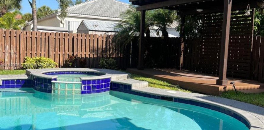 House in Pembroke Pines, Florida 3 bedrooms, 170.57 sq.m. № 1988538