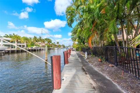 Casa en venta en Fort Lauderdale, Florida, 4 dormitorios, 442.49 m2 № 1940876 - foto 27