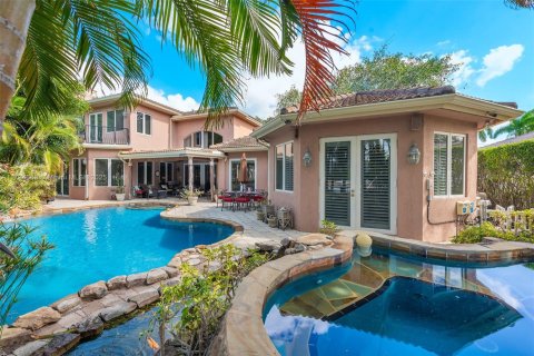Casa en venta en Fort Lauderdale, Florida, 4 dormitorios, 442.49 m2 № 1940876 - foto 1